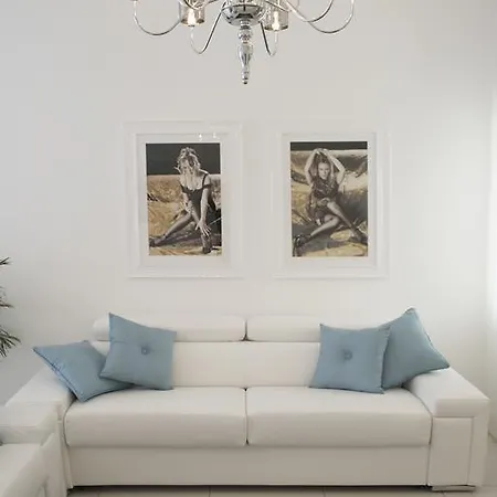 Artist's Apartament *