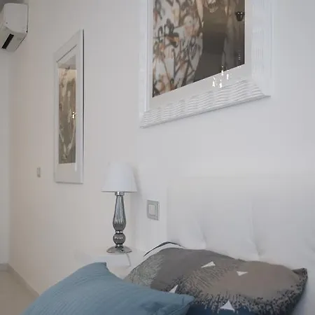 Apartment Artist's *